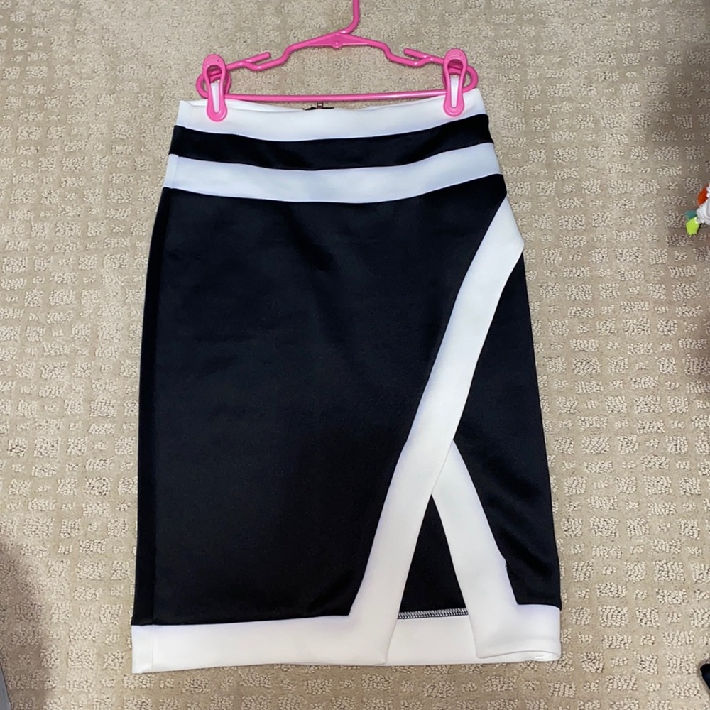 ⭐️SOLD⭐️Black and white business casual skirt